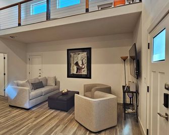 Addye's Hangout in the Woods - 1.5 acre Tall Pines, Clean Air and Nature - Show Low - Wohnzimmer