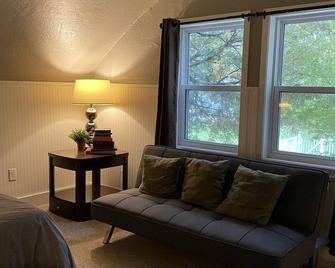 Pet Friendly and peaceful setting! - Coopersville - Living room