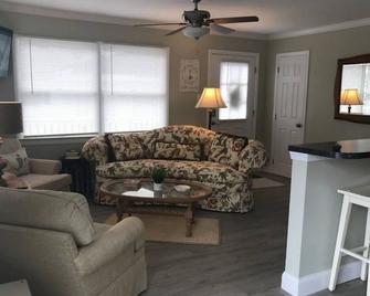 The Normandy Cottage ~ Charming Getaway ~ On The Shores Of The Chesapeake! - North Beach - Living room
