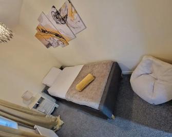 Bolton-2bedroom-2bathroom-Parking - Bolton - Living room