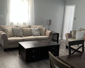 Wildwood - Walking Distance to Beach/Boardwalk, Rear Cottage - Wildwood - Living room