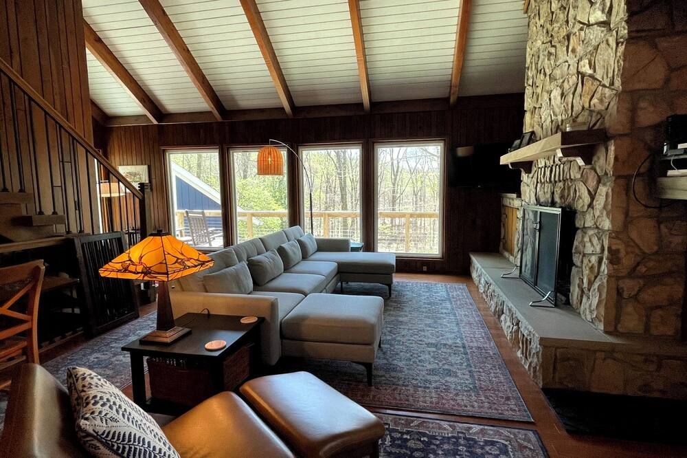 Charming 3-bedroom house in Bear Rocks near State Parks and resorts