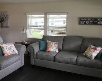New on Market Make many family memories on Coldwater Lake & in a comfy cottage - Coldwater - Wohnzimmer