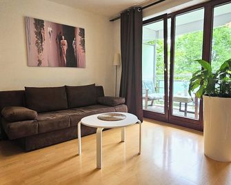 Stylish Bright Apartment, Very Conveniently. Metro Just Around The Corner. Internet - ميونخ - غرفة معيشة