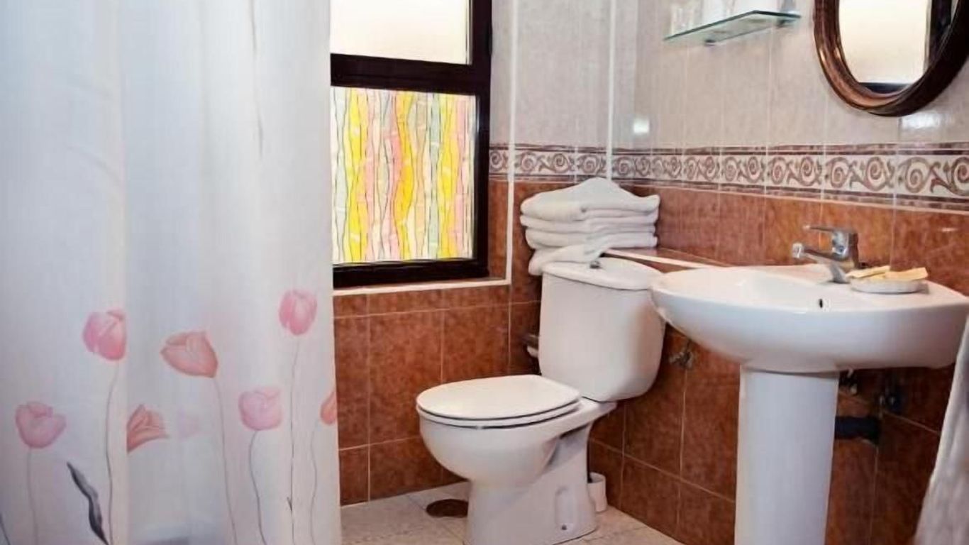 Hostal Guzman El Bueno by gaiarooms