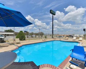 Quality Inn - Gonzales - Pool