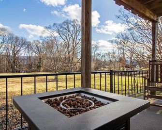 Pool table, firepit, spacious home! - Woodstock - Balcony