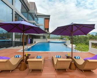 Fox Harris Hotel & Convention Banjarnegara - Banjarnegara - Piscina