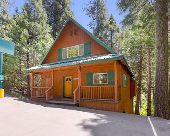 Aspen- Spacious River Front, family cabin - Strawberry (Tuolumne County) - Building
