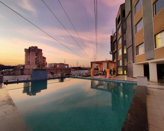 Shubh Shaleen Springs By Nexottel - Bhopal - Piscina