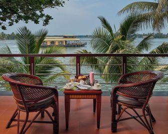 Sterling Lake Palace Alleppey - אלפי - מרפסת