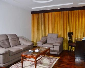 Hotel One Sukkur - Sukkur - Living room