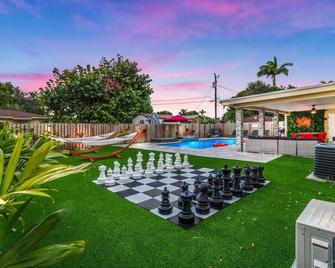 Love Ur Journeybackyard Dreamking Bedsleeps 11 - Miami Gardens - Pool