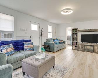 Lakefront Gem w/ Watercrafts & Dock in Coldwater! - Coldwater - Wohnzimmer