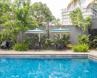 Capital O 2239 Hotel Endah Parahyangan - Bandung - Piscina