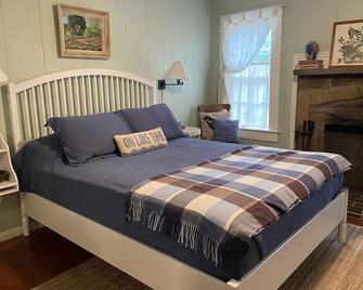 Lakefront Cottage W/ Private Dock On Lake Brownwood - Brownwood - Bedroom