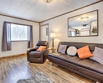 Creekside Cabin 2 Mi to Hike, Bike & Ski! - Palmer - Sala de estar
