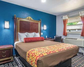 Pleasant Stay in Knights Inn & Suites Salem! Free Breakfast and Parking - Salem - Habitación