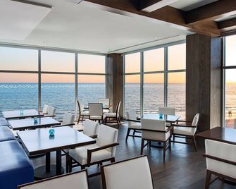 Tropical Romantic Getaway Steps Away from Sand w/ Exclusive Beach Club Access - Fort Myers Beach - Restaurant