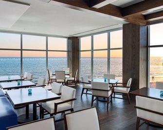 Tropical Romantic Getaway Steps Away from Sand w/ Exclusive Beach Club Access - Fort Myers Beach - Restaurant