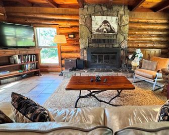 Bear Creek Cabin w/Hot Tub, Pets on 40 acres! - 馬里波薩 - 客廳