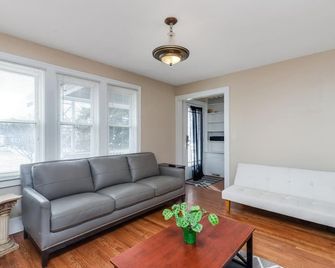 1920's Charmer with Modern Ammenities and 1000mpbs Internet! - Berkley - Sala de estar