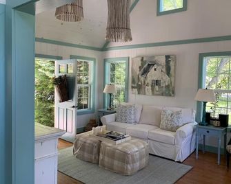 The Farmhouse - Mountain Vineyard Getaway on the Highlands Plateau - Scaly Mountain - Living room