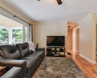 Grey Eagle Cottage with Hot Tub - Black Mountain - Living room