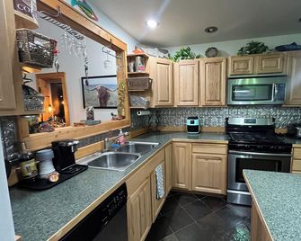 3-bedroom 2 1/2 Bath house Delta Junction close to Clearwater Campground - Delta Junction - Kitchen