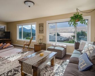 Ocean Views, Room to Gather, Dream Kitchen Made for Sharing, Spacious Deck, and Dogs Welcome - Cannon Beach - Wohnzimmer