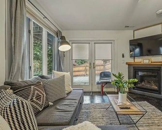 Creekside Getaway in Evergreen - Evergreen - Living room