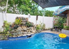 LoveNest- cozy place with swimming pool,12 min to the beach close to everything. - Daet - Pool