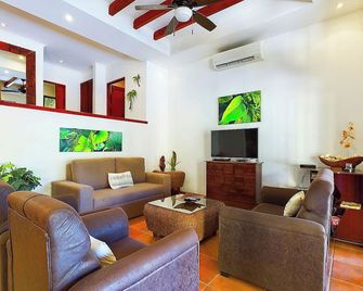 Luxury 4BR 4BTH Villa & Casita in Tamarindo Beach, Private Pool, steps to Beach - Tamarindo - Sala de estar