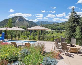 Riverfront Lodge 111 by East West Hospitality - Avon - Piscina