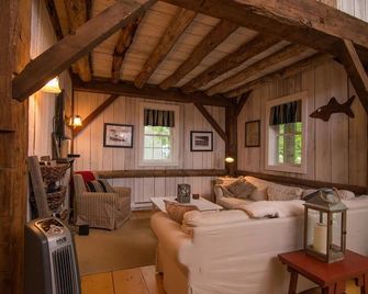 Awesome Location And Cottage! - Mears - Living room