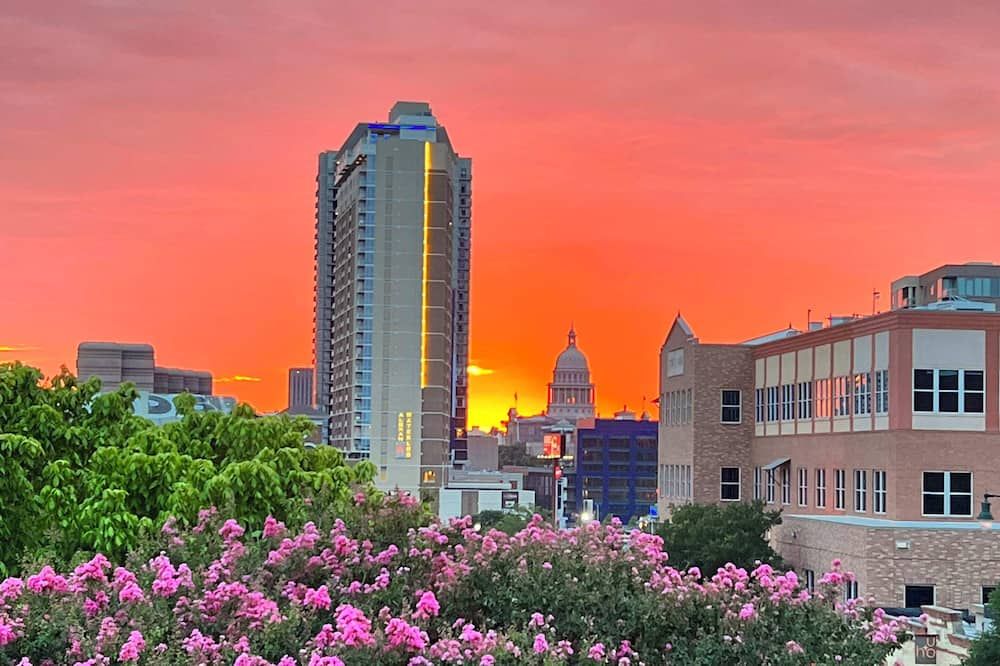 2BR Designer Condo on Trendy East 11th St, Downtown Austin - Austin - Outdoors view