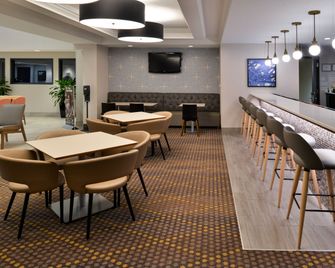 Holiday Inn & Suites Overland Park-Conv Ctr By IHG - אוברלנד פארק - בר