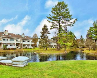 The Ponds At Foxhollow - Lenox - Outdoors view