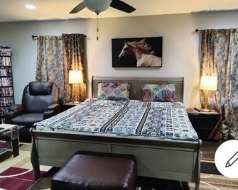Luxurious stay at prime location - Herndon - Bedroom