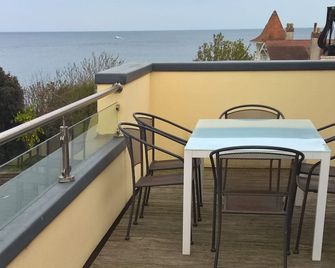 Sea Front Penthouse Torquay - טורקי - מרפסת