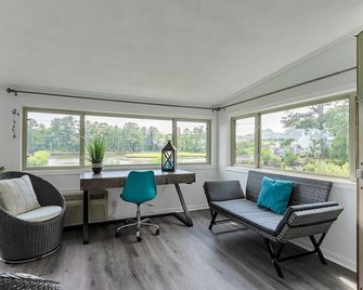 Winter Rates Secluded Water Views, Large Office, 1 Mi From Beach - Virginia Beach - Living room