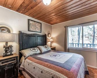 Walk To Everything! - Midtown, Opt Hot Tub On Rvr W/ Deer - Ruidoso - Bedroom