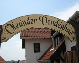 Oleander Vendeghaz - Tihany - Buiten zicht