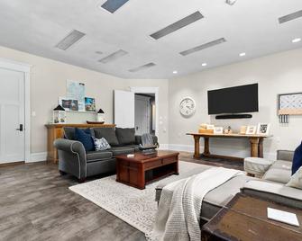 Centrally located Fox Valley estate in sought-after Neenah - Neenah - Huiskamer