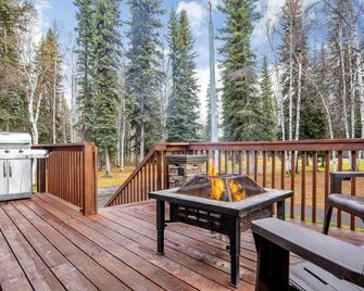 North Pole Escape with Deck and Aurora Lights Views! - North Pole - Balcony
