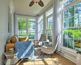 Waterfront North Beach Home about 2 Mi to Beach! - Deale - Sala de estar