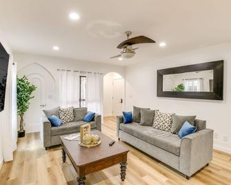 East Los Angeles Home - 7 Mi to Downtown! - East Los Angeles - Living room