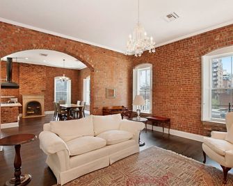 Charming and Rustic 'Rooftop Cottage' with Fireplaces and Outdoor Spaces - New York - Wohnzimmer