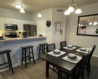 New! Sunny Scottsdale @ Heart of Old Town - Scottsdale - Dining room
