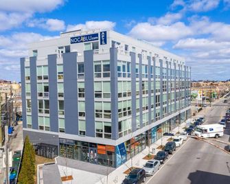 Chic Logan Square Studio w/ Roof Deck & Gym, 1 block to L, by Blueground - Chicago - Building